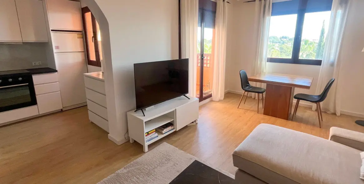 Long-term rent of penthouse in El Paraiso 4