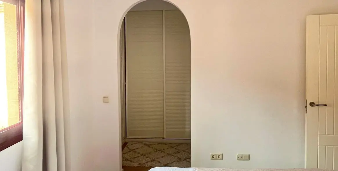 Long-term rent of penthouse in El Paraiso 12