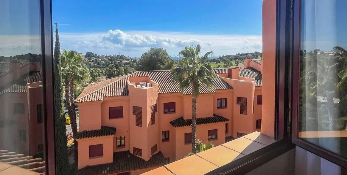 Long-term rent of penthouse in El Paraiso 17