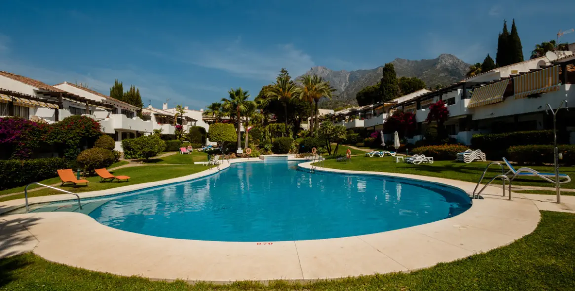 Долгосрочная аренда апартаментов на среднем этаже в Sierra Blanca 8