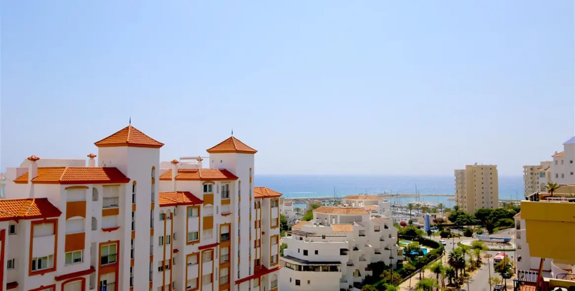Alquiler a corto plazo de apartamento en planta media en Estepona 1