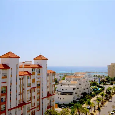 Alquiler a corto plazo de apartamento en planta media en Estepona