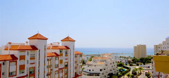 Alquiler a corto plazo de apartamento en planta media en Estepona 0