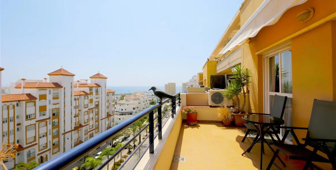 Alquiler a corto plazo de apartamento en planta media en Estepona 2