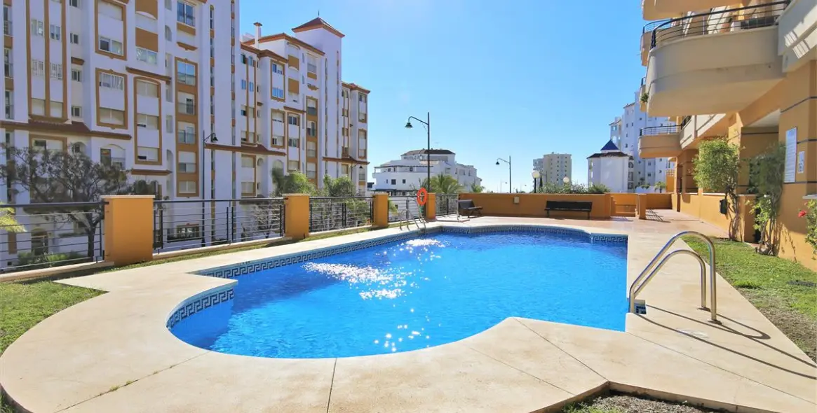 Alquiler a corto plazo de apartamento en planta media en Estepona 3