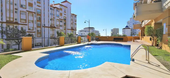 Alquiler a corto plazo de apartamento en planta media en Estepona 2