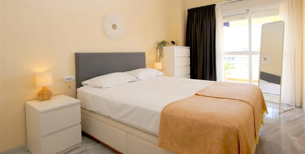 Alquiler a corto plazo de apartamento en planta media en Estepona 4