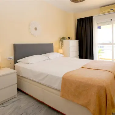 Alquiler a corto plazo de apartamento en planta media en Estepona
