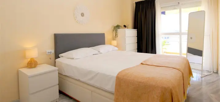Alquiler a corto plazo de apartamento en planta media en Estepona 3