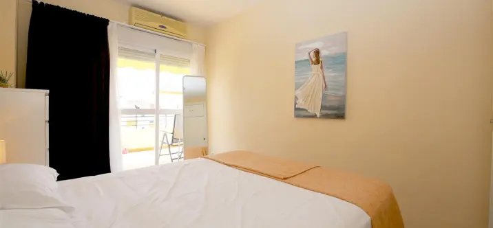 Alquiler a corto plazo de apartamento en planta media en Estepona 4