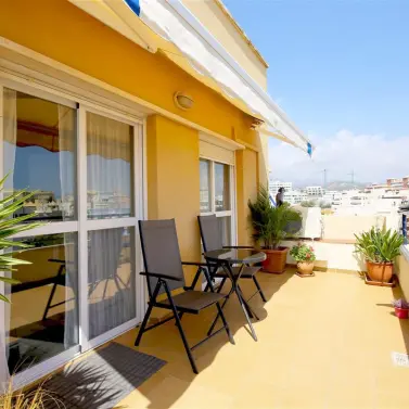 Alquiler a corto plazo de apartamento en planta media en Estepona