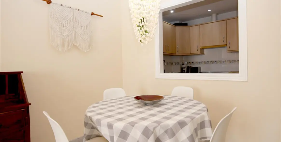 Alquiler a corto plazo de apartamento en planta media en Estepona 9