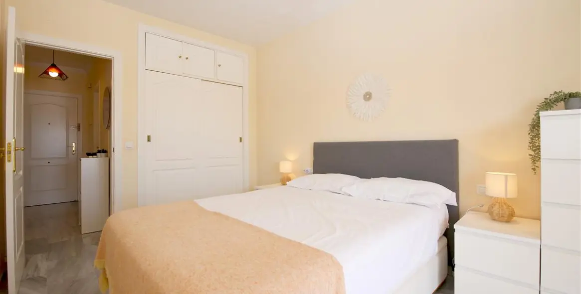 Alquiler a corto plazo de apartamento en planta media en Estepona 19