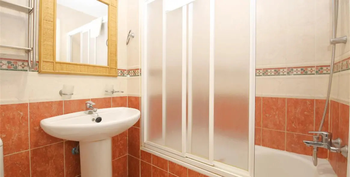 Alquiler a corto plazo de apartamento en planta media en Estepona 20