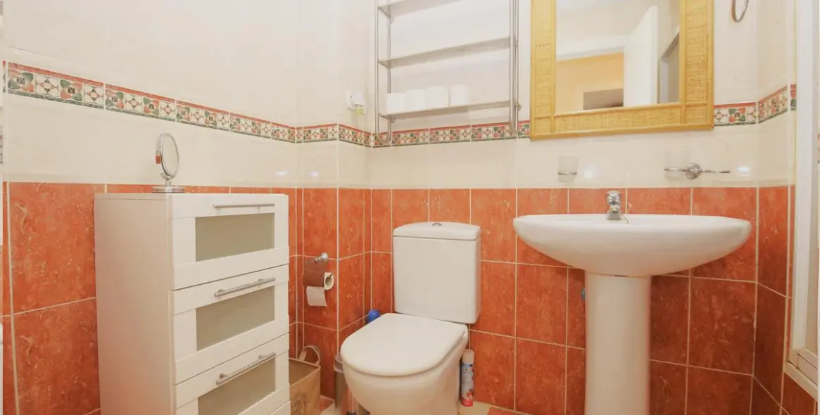 Alquiler a corto plazo de apartamento en planta media en Estepona 21