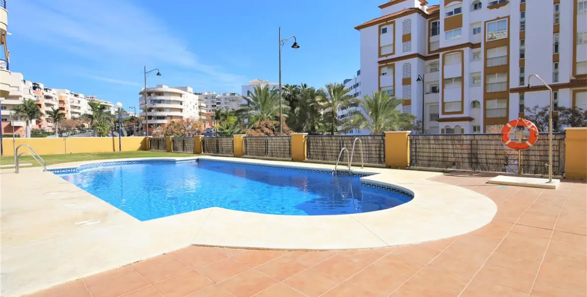 Alquiler a corto plazo de apartamento en planta media en Estepona 22
