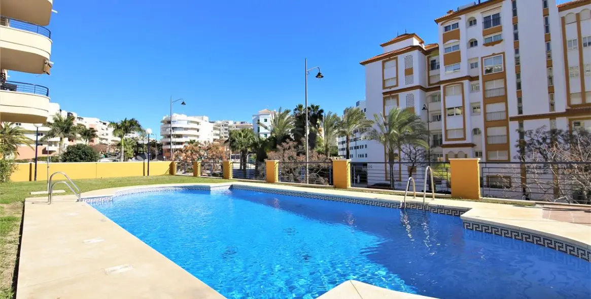 Alquiler a corto plazo de apartamento en planta media en Estepona 23