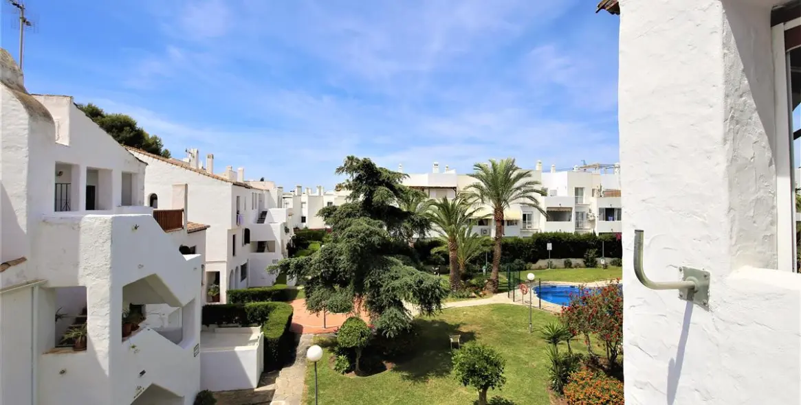 Short-term rent of penthouse in Estepona 10