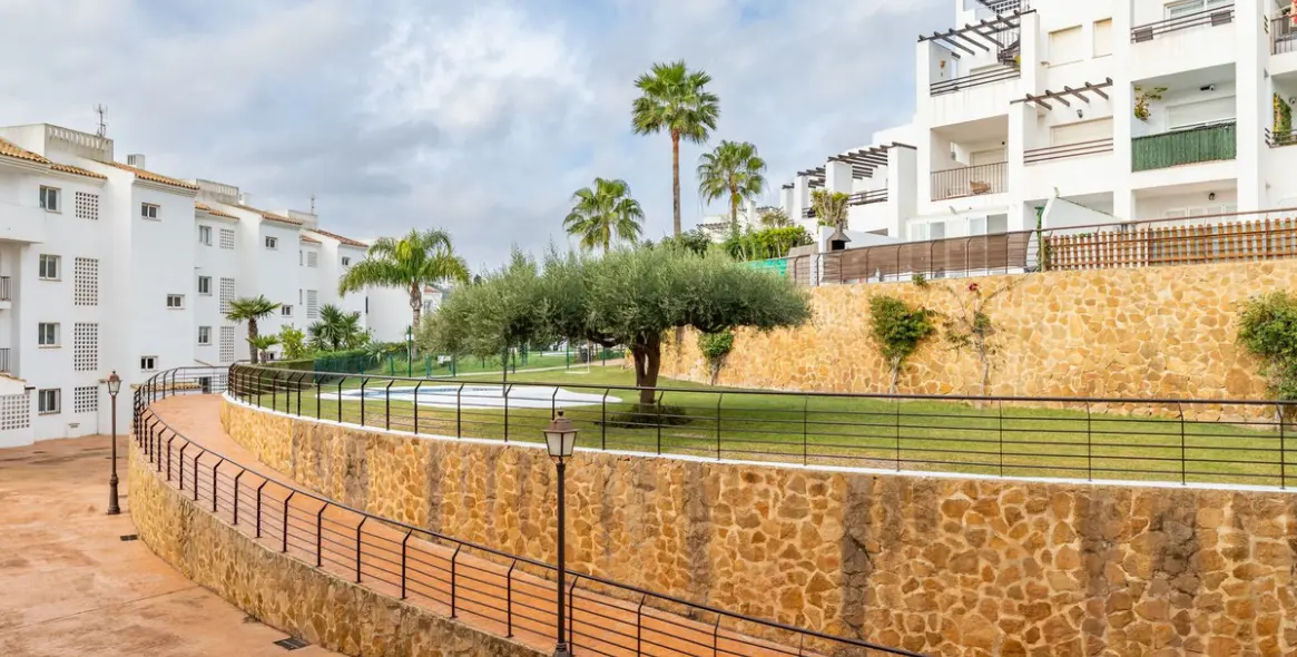 Долгосрочная аренда апартаментов на среднем этаже в Manilva 15