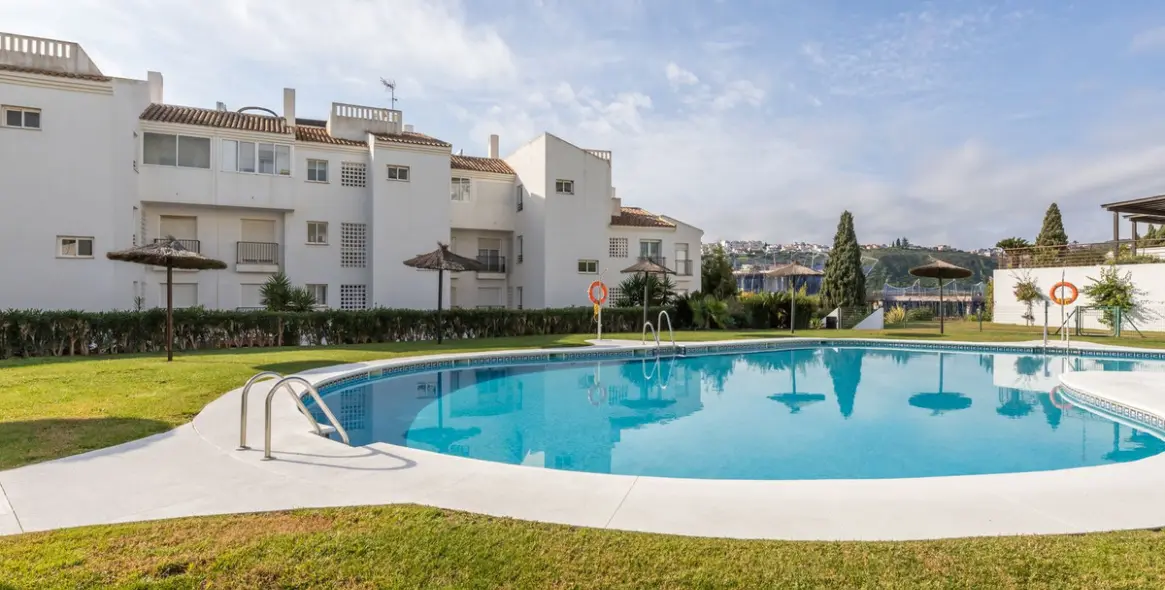 Долгосрочная аренда апартаментов на среднем этаже в Manilva 19