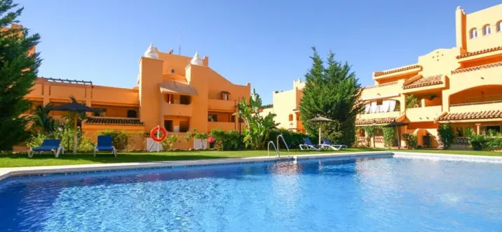Short-term rent of ground floor apartment in Elviria 0