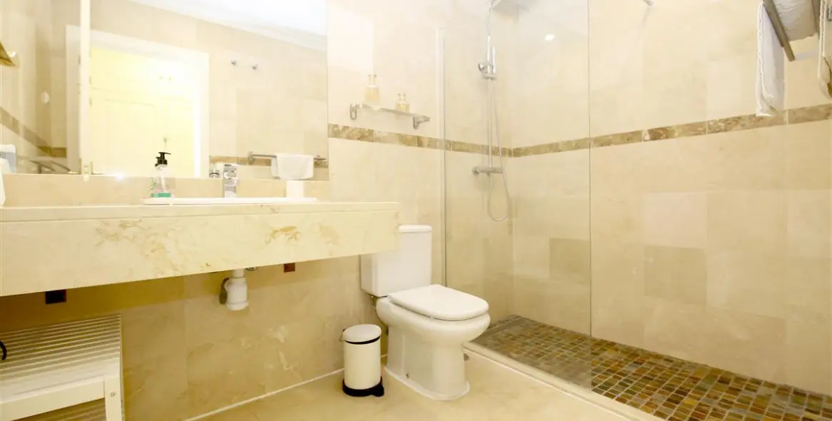 Alquiler a corto plazo de apartamento en planta baja en Estepona 11