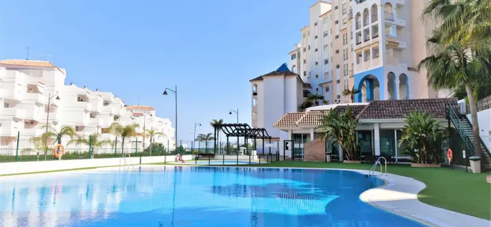 Short-term rent of middle floor apartment in Estepona 1