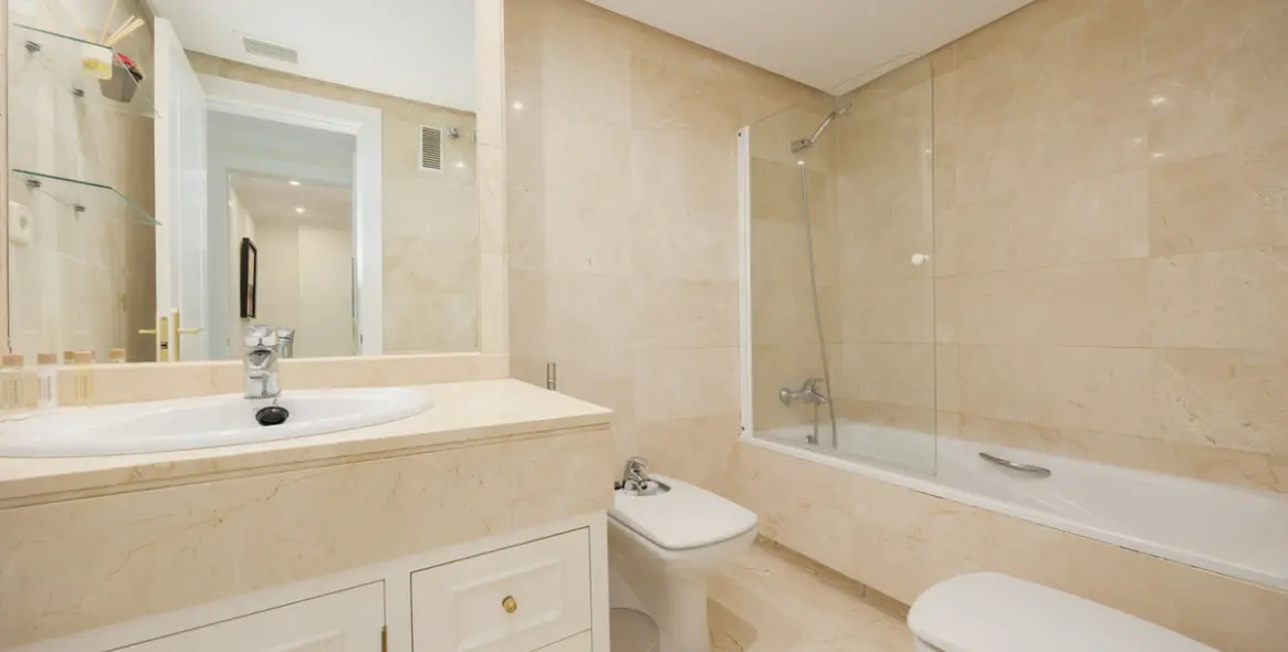 Short-term rent of middle floor apartment in Nueva Andalucía 20