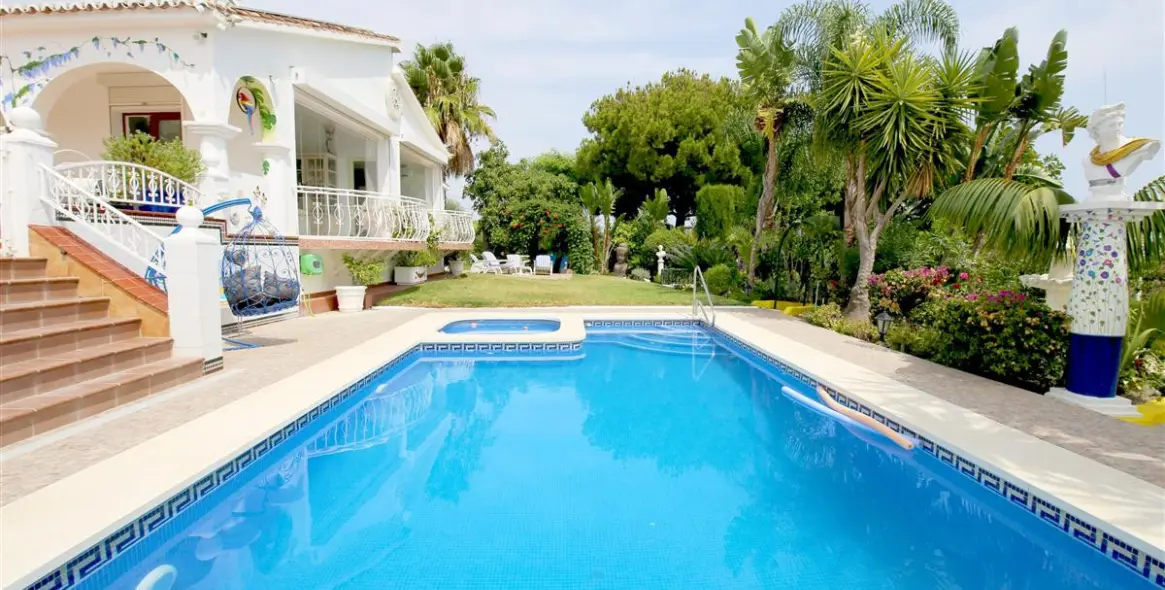 Short-term rent of detached villa in Estepona 1