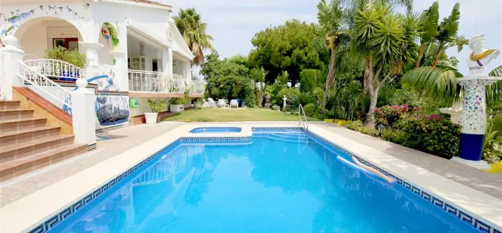 Краткосрочная аренда  отдельно стоящей виллы в Estepona 0