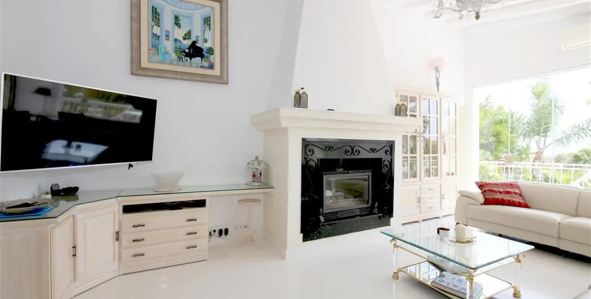 Short-term rent of detached villa in Estepona 2