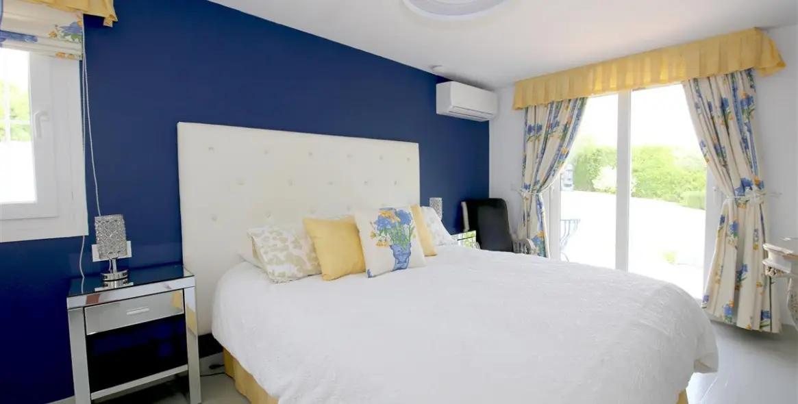 Short-term rent of detached villa in Estepona 4