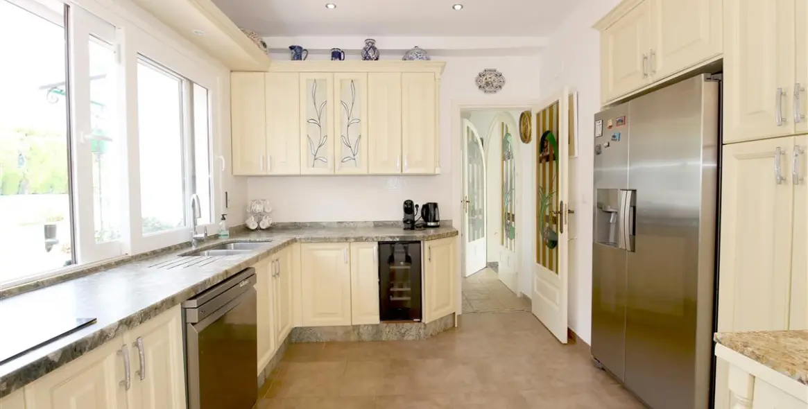 Short-term rent of detached villa in Estepona 6