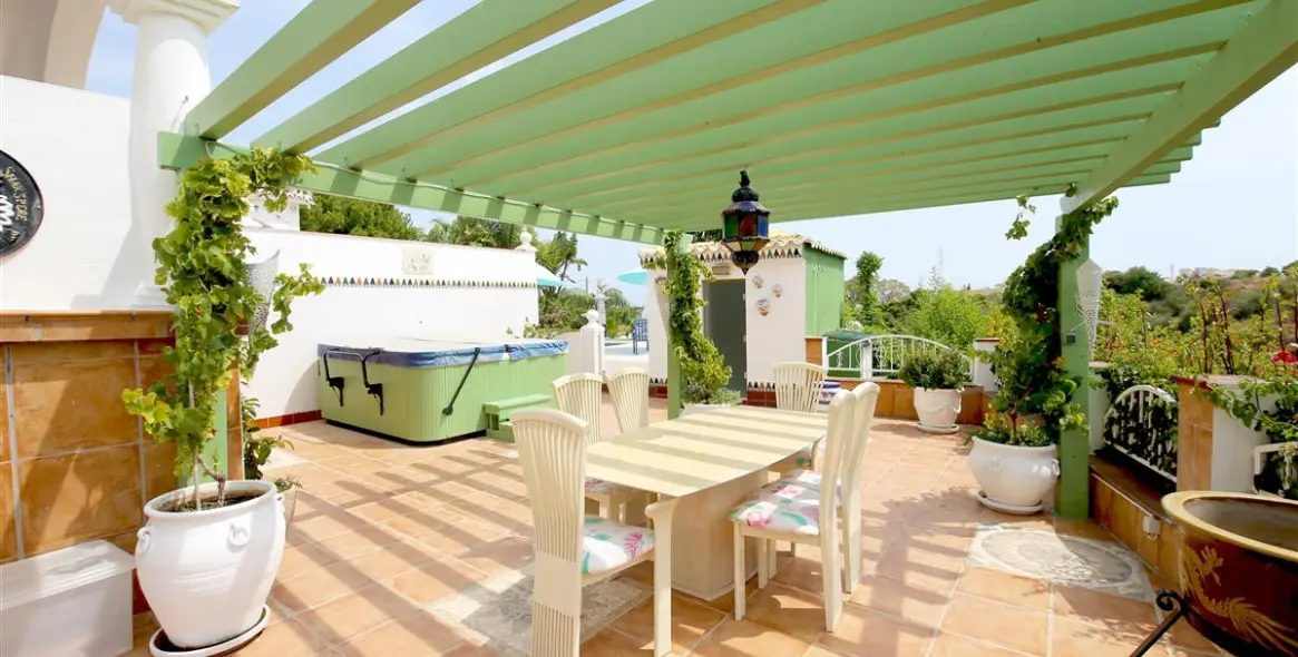 Short-term rent of detached villa in Estepona 16