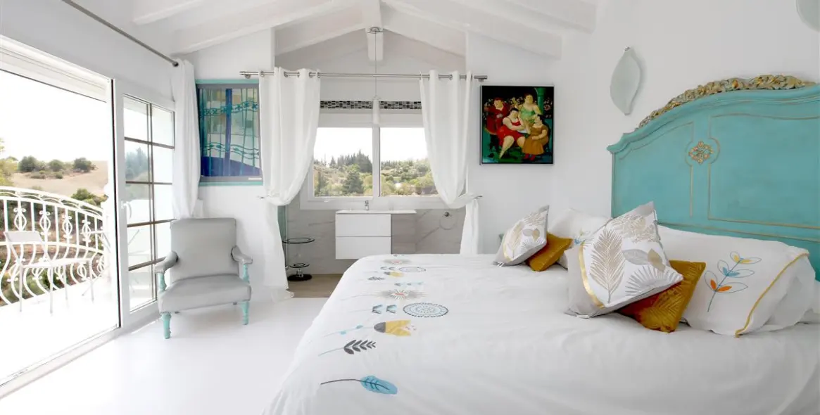 Short-term rent of detached villa in Estepona 18