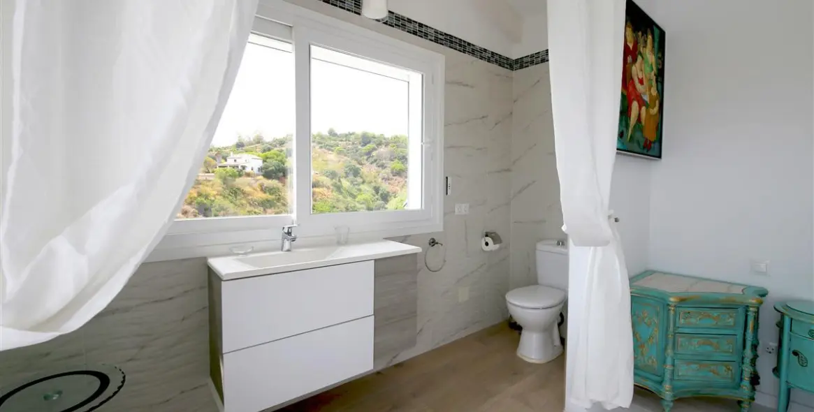 Short-term rent of detached villa in Estepona 19