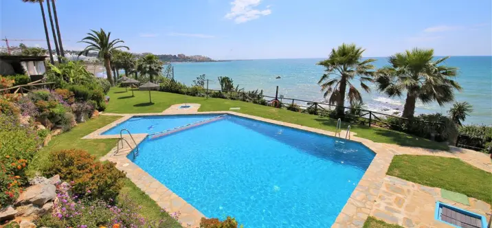 Краткосрочная аренда дома на две семьи в Estepona 0