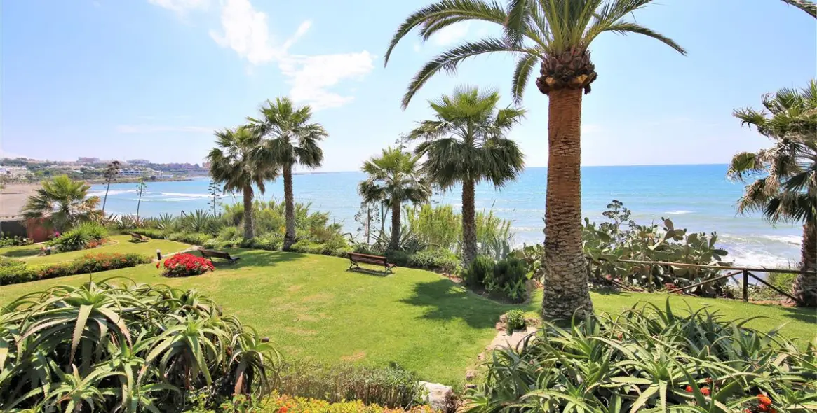 Short-term rent of semi-detached house in Estepona 23