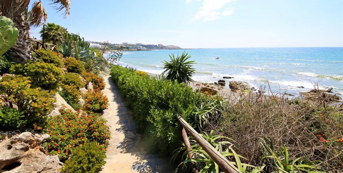 Short-term rent of semi-detached house in Estepona 24