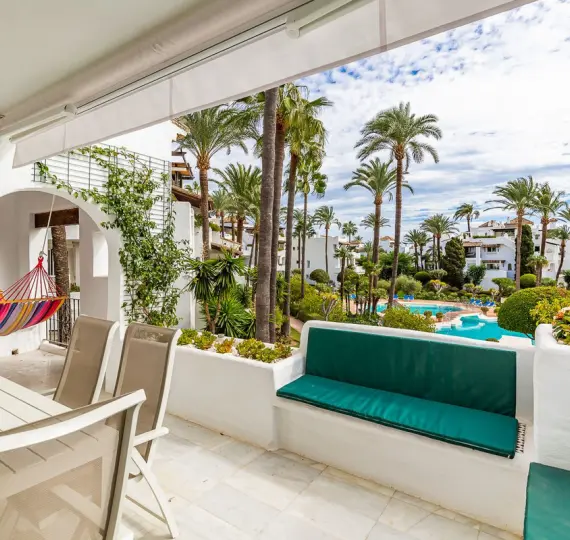 Краткосрочная аренда апартаментов на среднем этаже в Estepona