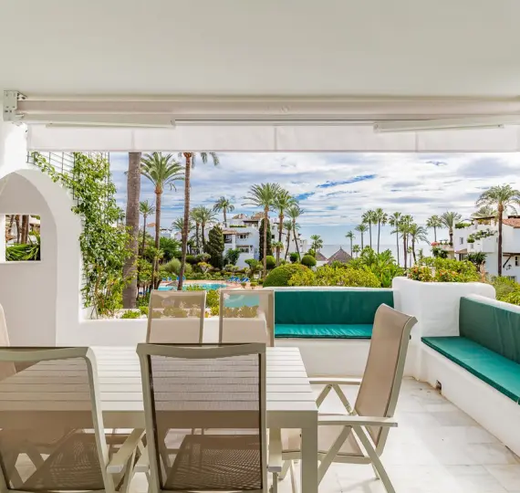 Краткосрочная аренда апартаментов на среднем этаже в Estepona