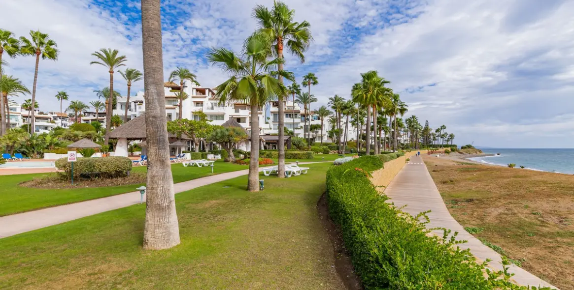 Short-term rent of middle floor apartment in Estepona 24