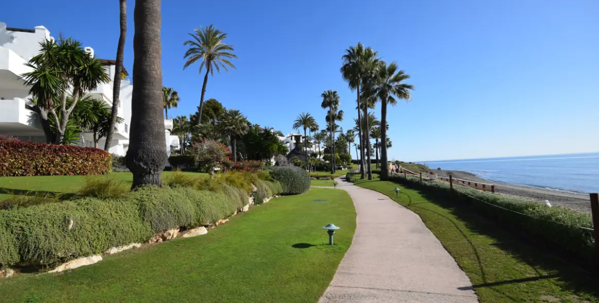 Short-term rent of middle floor apartment in Estepona 28