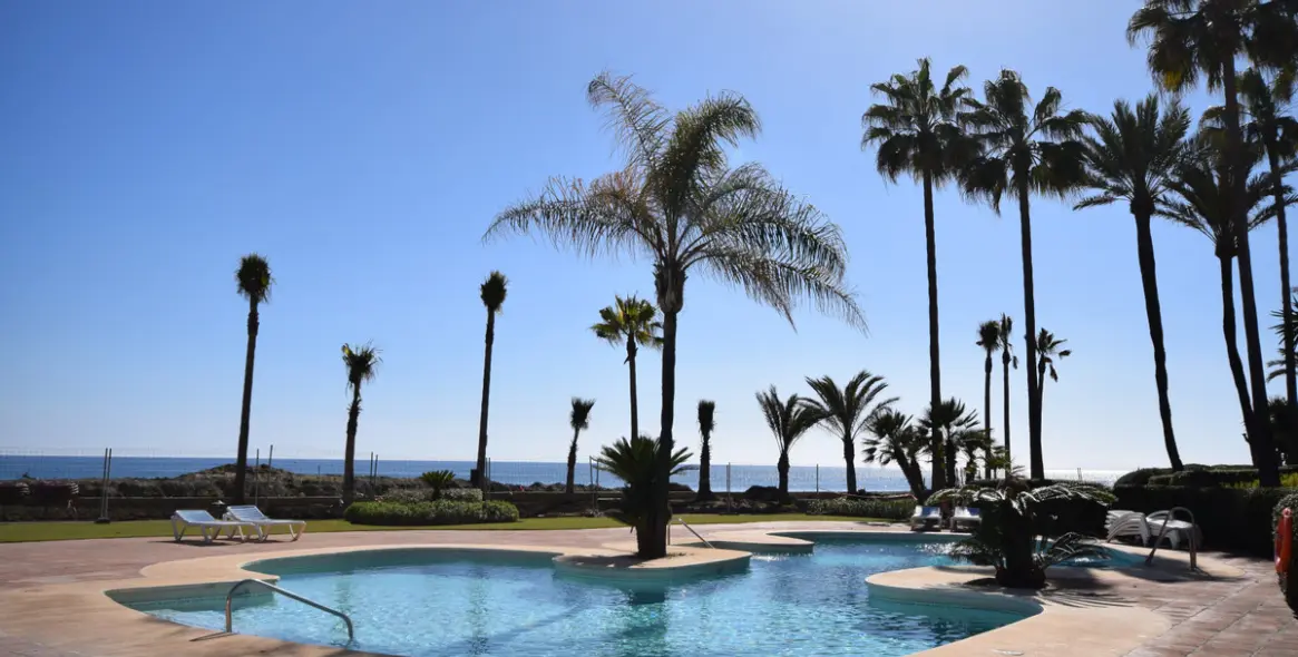Alquiler a corto plazo de apartamento en planta media en Estepona 1