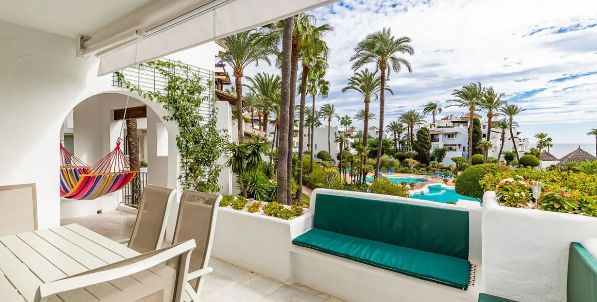 Alquiler a corto plazo de apartamento en planta media en Estepona 2