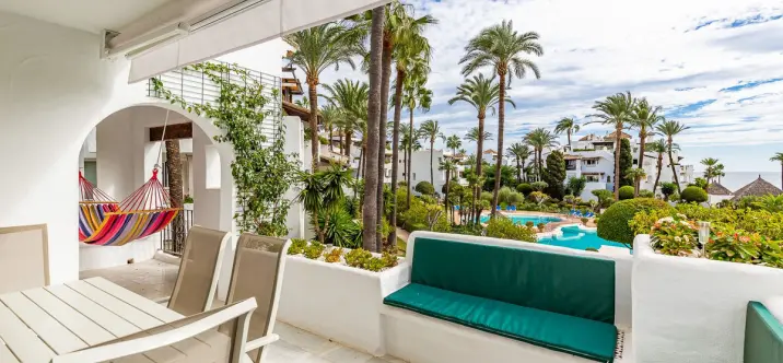 Short-term rent of middle floor apartment in Estepona 1