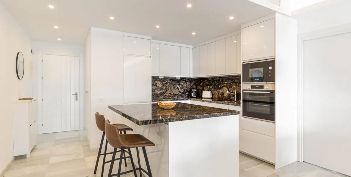 Alquiler a corto plazo de apartamento en planta media en Estepona 8