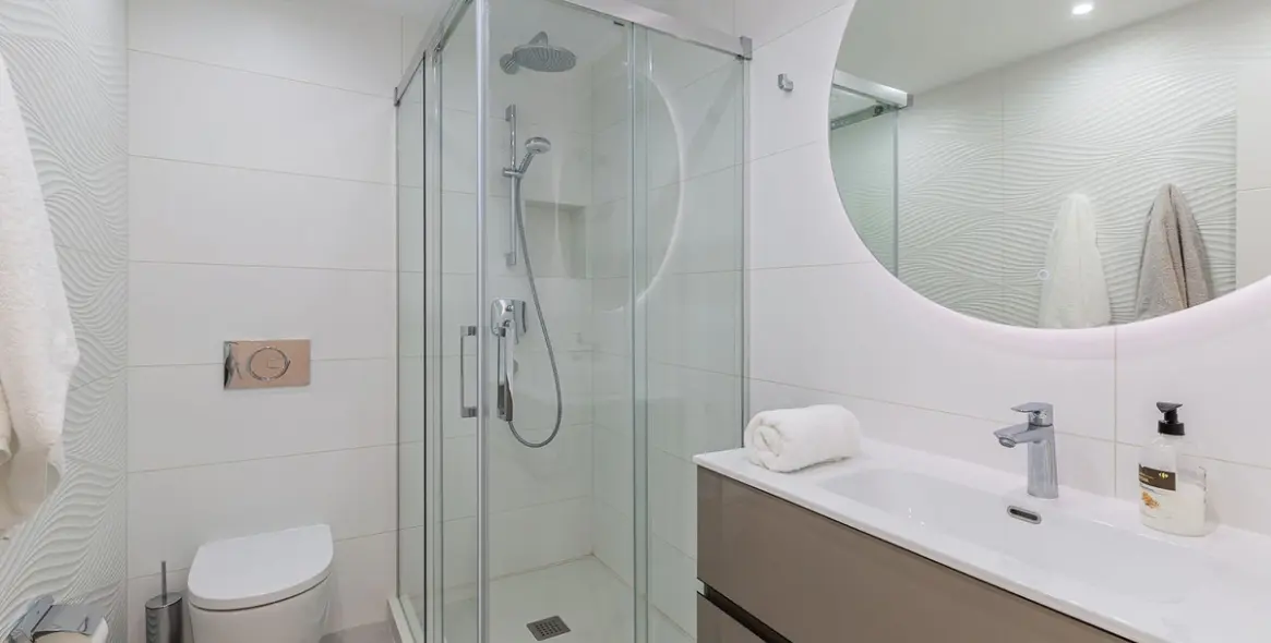 Alquiler a corto plazo de apartamento en planta media en Estepona 16