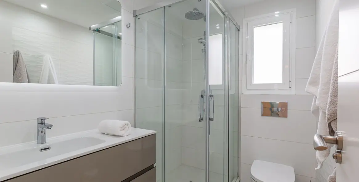 Alquiler a corto plazo de apartamento en planta media en Estepona 18