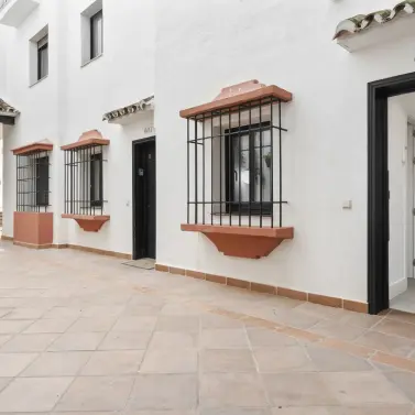 Alquiler a corto plazo de apartamento en planta baja en Puerto Banús